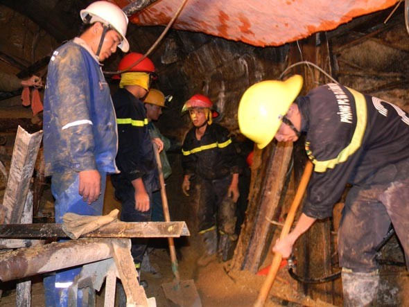 Rescuers dig a bypass tunnel to reach the trapped workers (Photo: SGGP)